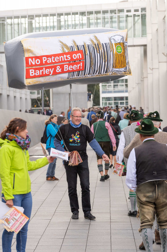 Action by „No Patents on Seeds“ on October 2nd, 2018 at Hackerbrücke, Munich